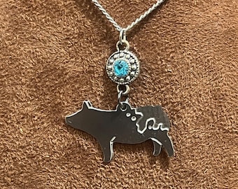 Joyas con dijes de Hampshire en trasero azul de cerdo porcino