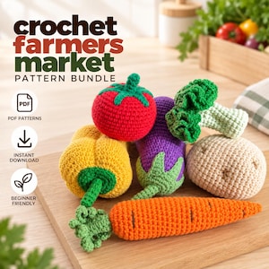 Puede incluir: Una colección de verduras de juguete tejidas a ganchillo que incluye un tomate rojo, un pimiento amarillo, una berenjena morada, brócoli verde, una patata beige y una zanahoria naranja. El texto "crochet farmers market PATTERN BUNDLE" es visible.