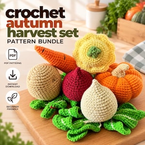 Könnte beinhalten: Ein Häkelset-Musterbündel für die Herbsternte mit dem Text crochet autumn harvest set pattern bundle, PDF patterns, instant download und beginner friendly. Das Set enthält gehäkeltes Gemüse: eine Karotte, Kartoffel, Rote Bete, Kürbis, Kürbis und Zwiebel mit grünen Blättern.