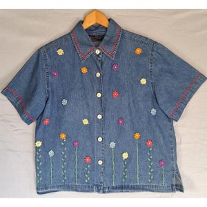 Chemise boutonnée vintage brodée en denim bleu moyen pour femme New Direction