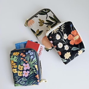 Mini linen coin purse that fits in back pocket / Mini card wallet / Small change purse / Credit card travel pouch / Pretty gift card holder
