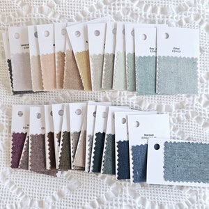 Las muestras de tela Chambray de Fableism contienen tanto la colección Everyday como la Nocturne; las muestras están en un anillo de metal para facilitar su clasificación.