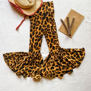 Leggings western évasés Kenny // Leggings style western évasé // Leggings western évasé pour tout-petits // Leggings western léopard // Bas cloche en peau de serpent