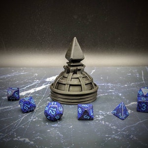 Couvercle mythique en dôme à pointes de fer de la collection Mythic Mugs Necromancer