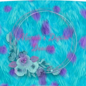 Puede incluir: Un fondo de piel sintética azul y morado con un marco circular blanco y un diseño floral de acuarela en la esquina inferior izquierda. El texto "Mummie's Digital Decades" es visible en el centro de la imagen.