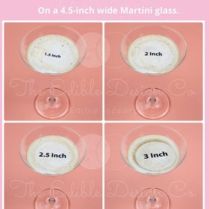 Puede incluir: Un gr&aacute;fico rosa muestra una comparaci&oacute;n de tama&ntilde;os de adornos comestibles en copas de Martini. El texto dice "COMPARACI&Oacute;N DE TAMA&Ntilde;O" y "En una copa de Martini de 11,4 cm de ancho". Cuatro copas muestran tama&ntilde;os de 3,8, 5,1, 6,4 y 7,6 cm.