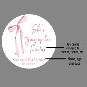 K&ouml;nnte beinhalten: Ein wei&szlig;er Kreis mit einer rosa Schleife und dem Text "She's tying up her twenties" in rosa Schrift. Unter dem Text steht "Courtney's 30th Birthday 05.15.2025".