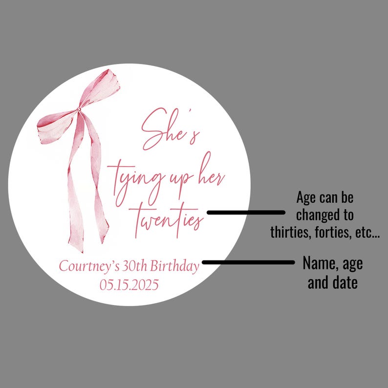 K&ouml;nnte beinhalten: Ein wei&szlig;er Kreis mit einer rosa Schleife und dem Text "She's tying up her twenties" in rosa Schrift. Unter dem Text steht "Courtney's 30th Birthday 05.15.2025".