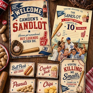 Op de afbeelding: Een set baseball-thema feestartikelen, waaronder een welkomstbord, verjaardagsuitnodiging en voedseletiketten. De ontwerpen bevatten vintage typografie en illustraties van honkbaluitrusting, hotdogs, pinda's en chips met rode en blauwe accenten.