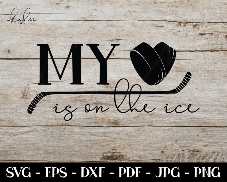 Pu&ograve; includere: Grafica in bianco e nero con il testo "MY is on the ice" e un bastone da hockey e un disco a forma di cuore.