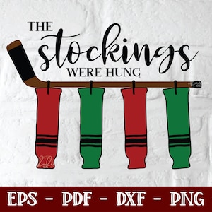 Op de afbeelding: Een digitaal ontwerp met een hockeystick waaraan vier kousen hangen. De kousen zijn rood en groen met zwarte strepen. De tekst "The stockings were hung" staat boven de hockeystick.