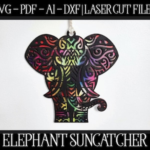 Puede incluir: Un diseño de elefante colorido e intrincado para un atrapasol. El elefante está hecho de madera y tiene un patrón de arcoíris.