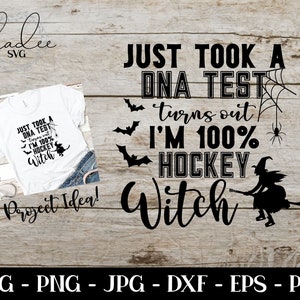 Puede incluir: Un diseño gráfico en blanco y negro con el texto "Just took a DNA test, turns out I'm 100% Hockey Witch". El gráfico incluye una bruja en una escoba con un palo de hockey, murciélagos, una telaraña y una araña.