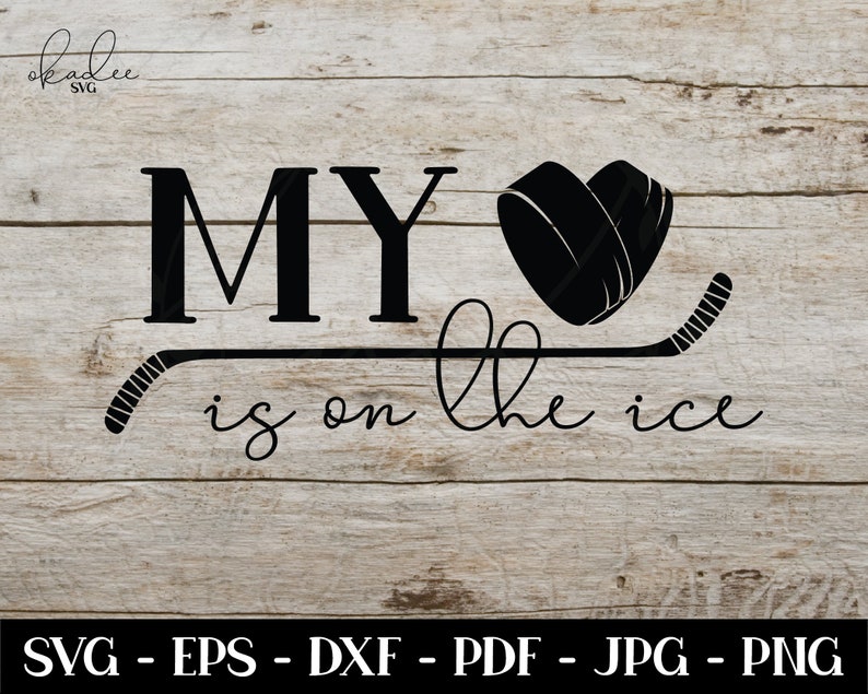 Pu&ograve; includere: Grafica in bianco e nero con il testo "MY is on the ice" e un bastone da hockey e un disco a forma di cuore.
