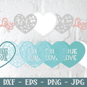 Pu&ograve; includere: Un set di 10 file di taglio a forma di cuore stampabili per l'artigianato. I cuori presentano diversi design, tra cui un cuore semplice, un cuore con un motivo a pizzo e un cuore con le parole "True Love".