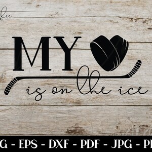 Pu&ograve; includere: Grafica in bianco e nero con il testo "MY is on the ice" e un bastone da hockey e un disco a forma di cuore.