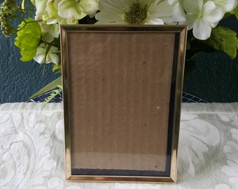 Vintage 5 x 7 Brassy Gold Metal PICTURE/PHOTO Frame Tabletop Frame Wedding Decor Table Numbers