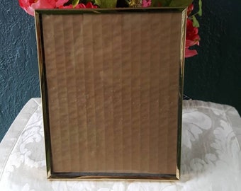 Vintage 8 x 10 Brassy Gold Metal PICTURE/PHOTO Frame Tabletop Frame Wedding Decor Table Numbers
