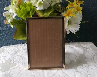 Vintage 5 x 7 Brassy Gold Metal PICTURE/PHOTO Frame Tabletop Frame Wedding Decor Table Numbers