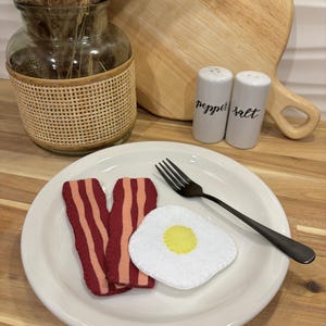 Handmade Felt Bacon and Egg Play Food Set – Pretend Breakfast Toy, Montessori, Soft Plush, Imaginative Kitchen Play, Gift for Kids