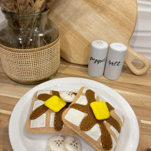 Handmade Felt Waffle Play Food Set – Pretend Breakfast Toy, Butter & Blueberry Toppings, Montessori, Soft Plush, Imaginative Gift for Kids