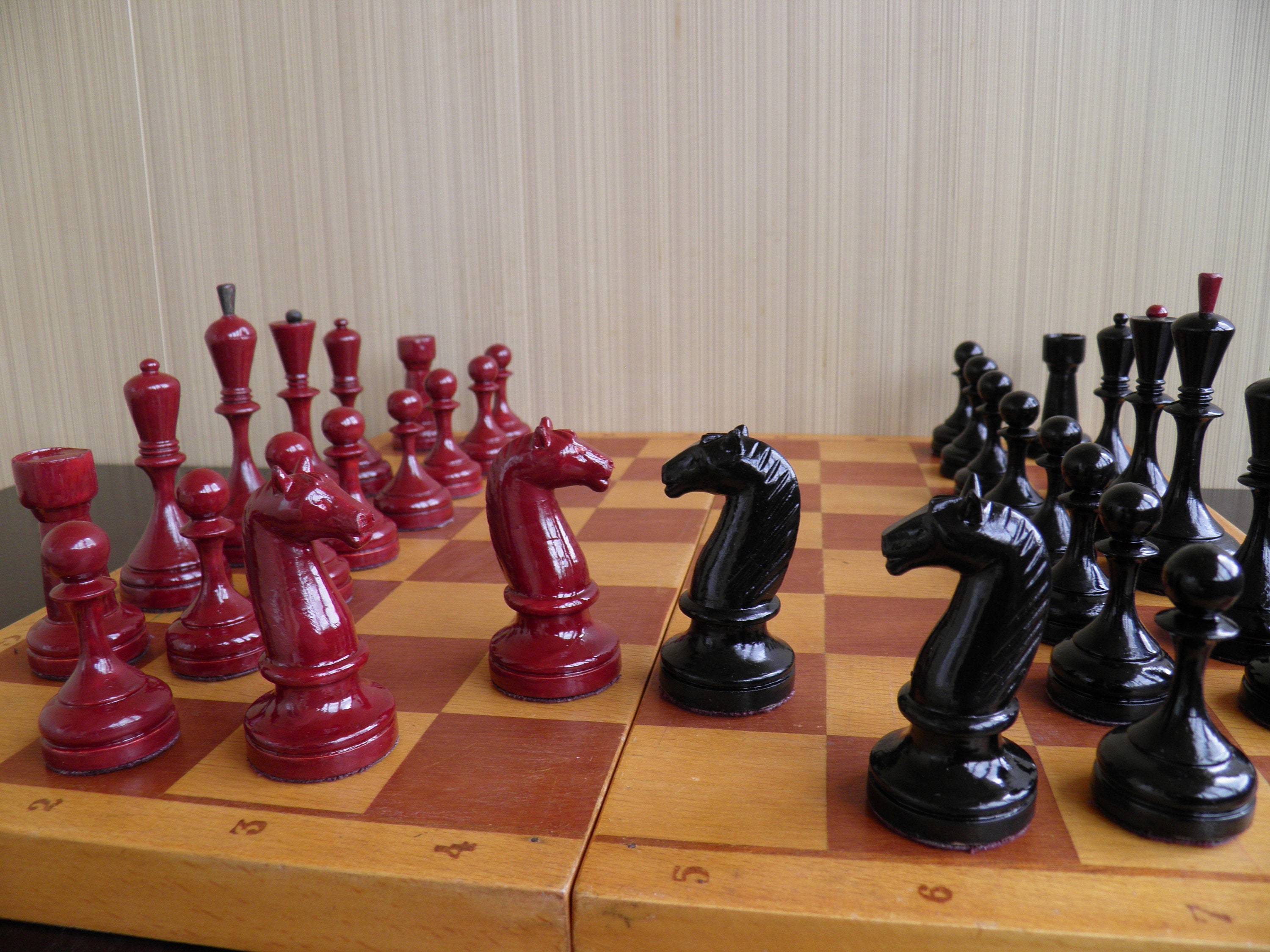 THE REPRODUCTION OF 1960 MIKHAIL TAL CHESS SET CRIMSON BOXWOOD & EBONIZED  4.125 KING WITH 2 SQUARE CHESS BOARD