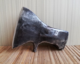 ヴィンテージ、鍛造、錆びた手斧 ZIK 1950 古代の鉄斧。アンティークの