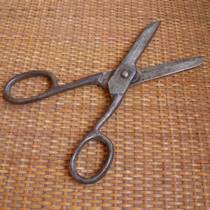 Vintage robuuste Sovjet grote stalen gesmede schaar. Vintage kleermakersschaar. Oude grote naaischaar. Oud gereedschap van een kleermaker-schoenmaker.