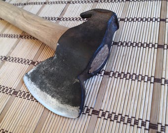 Vintage forged, strong ax-hammer 30-40s An old, forged ax-hammer with a nail puller. Camping ax. Vintage, compact axe, hammer-nail puller!