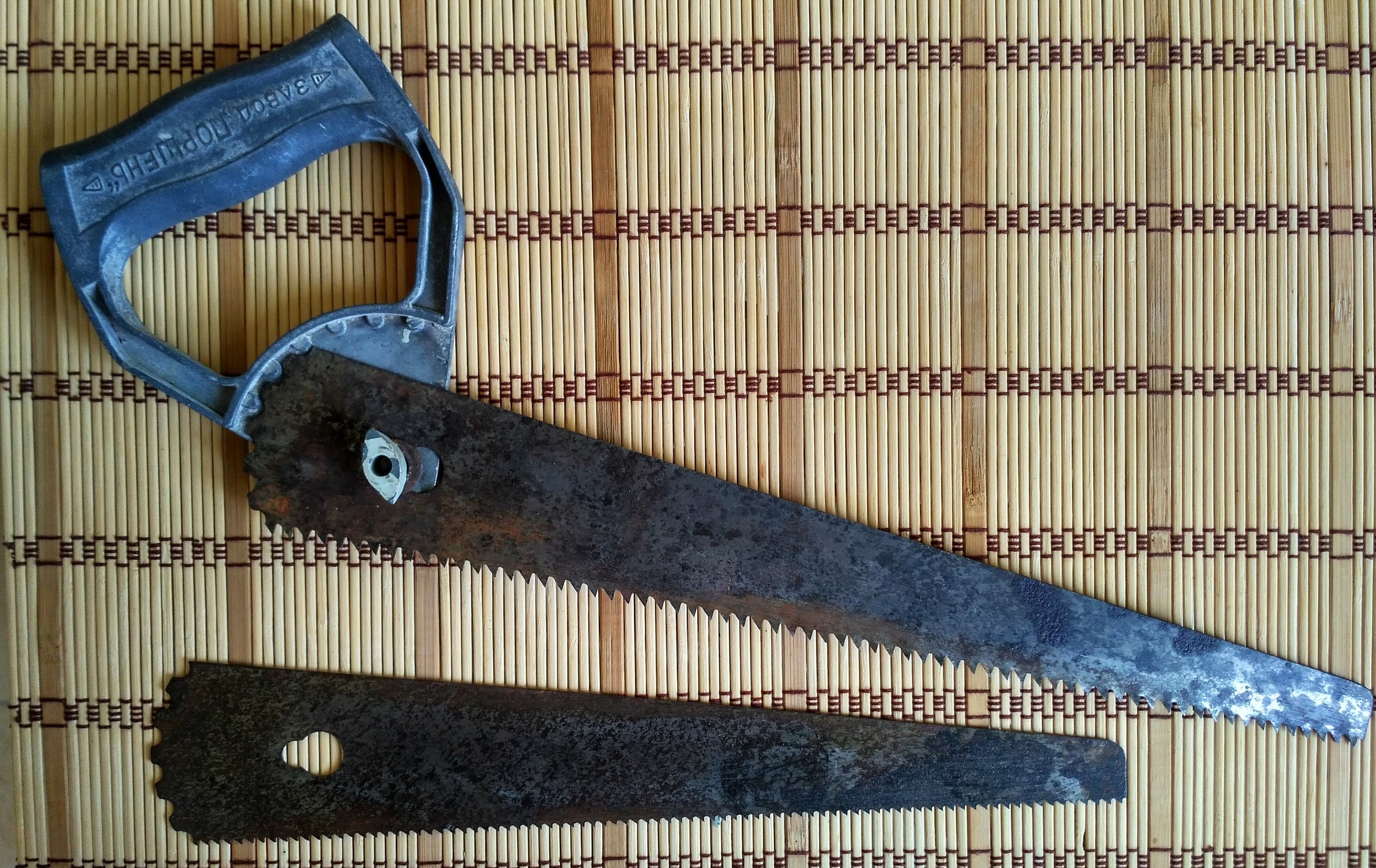 Scie à main. Scie à main de jardin. Vieilles scies à main. Scie. Outil denté. Outil de menuisier.Vintage, vieilles scies. Vieilles scies à métaux pou