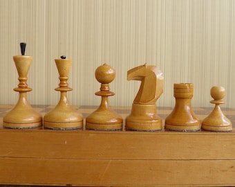 Scacchiera originale vintage in legno Valdai (Nobili) con scacchiera originale. Scacchiera vintage in legno "Nobili" del 1962 in buone condizioni.