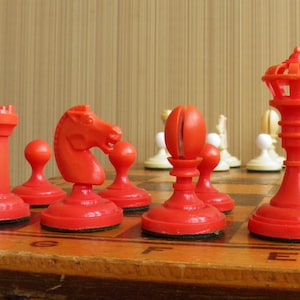 Juego de ajedrez antiguo de plástico "Danish Union" con pesos de los años 60 y 70, en su caja de madera original. Piezas antiguas con peso, con tablero incluido.