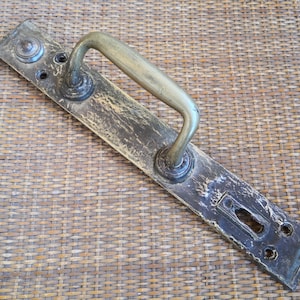 Vintage door handle. Large antique door handle, late 1800s - early 1900s Antique brass. Vintage door handle, bronze door handle with keyhole