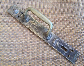 Vintage door handle. Large antique door handle, late 1800s - early 1900s Antique brass. Vintage door handle, bronze door handle with keyhole