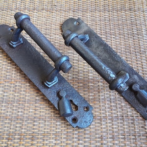 Türgriffe. Zwei Vintage-Türgriffe aus Stahl. Ein Paar alte, metallene, sowjetische Türgriffe aus den 50er und 60er Jahren. Retro-Dekor. Einrichtung im Loft-Stil.