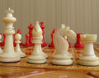 Antique "Staunton" bone chess set in good condition. Antique bone chess pieces and a wooden chessboard. Made in Germany, circa early 1900s.