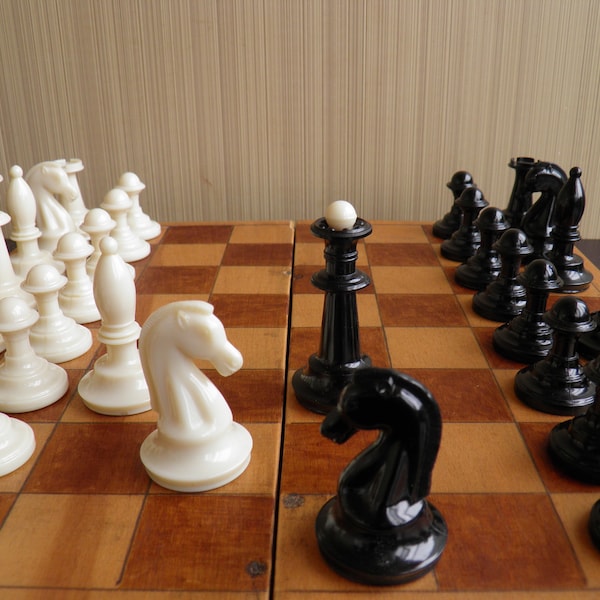 jeu d'échecs soviétique vintage, vieux échecs de l'URSS, échiquier en bois avec pièces de carbolite, échecs soviétiques des années 70, ancien jeu de pièces d'échecs.