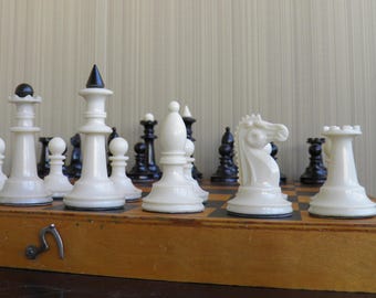 Vintage Chess set. Old chess set "Schoolboy". Vintage Soviet carbolite chess set "Shkolnik" 1960s. Wooden chess board with carbolite pieces.