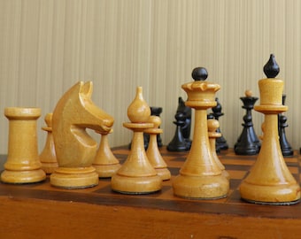 Vintage Original Soviet wooden chess from the 60s in good condition. Vintage Soviet wooden chess set in Latvian style. Latvian chess pieces.