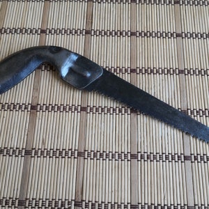 Sovjetiska vintagehandverktyg för att såga trä. En gammal såg från 50-talet. Bågsåg för trä. Trädgårdsverktyg. Snickare. Såg för handarbete.