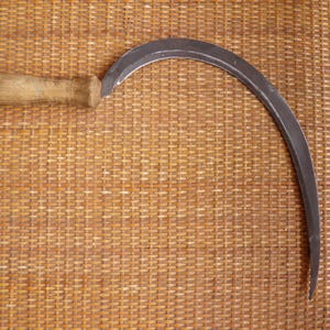 Hoz fabricada en la URSS. Antigua herramienta agrícola. Herramienta de agricultor. Simbolismo comunista. Bandera de la URSS. Escudo de armas de la URSS. Herramienta de corte. Simbolismo.