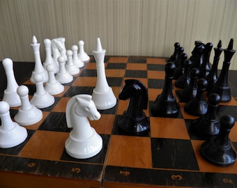 Vintage sowjetische Schachfiguren 70-80er Jahre, Holzbrett, Plastikschachfiguren UdSSR, Vintage Schach UdSSR. Sowjetisches Vintage-Schachfigurenset.
