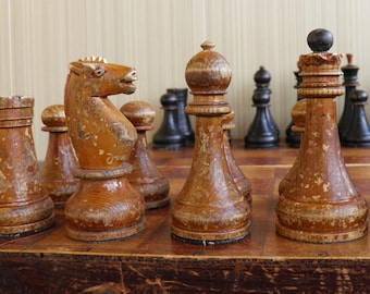Vintage, sowjetisches Schachspiel aus Holz aus den 40er Jahren. Schach. Vintage-Schach 1940, hergestellt in der UdSSR. Sowjetisches Schachspiel, Vintage-Schachspiel, Schachspiel UdSSR.