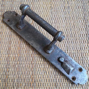 Pomo de puerta vintage. Pomo soviético de acero oxidado de los años 50. Decoración antigua. Tirador de puerta de los años 50-60. Tirador antiguo. Tirador antiguo. Decoración retro.