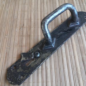 Pomo de puerta vintage. Pomo soviético antiguo de acero oxidado de los años 50-60. Decoración antigua. Tirador de puerta de los años 50-60. Tirador antiguo. Tirador antiguo. Decoración retro.