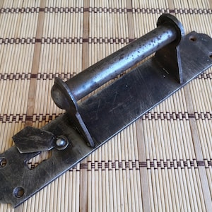 Vintage dörrhandtag. Gammalt rostigt sovjetiskt dörrhandtag i stål, 50-talet. Gammal inredning. Dörrhandtag 50-60-talet. Gammalt dörrhandtag. Antikt dörrhandtag. Retro inredning.