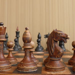 Ajedrez antiguo.  Ajedrez con pesas rusas, juego de ajedrez con pesas. Ajedrez soviético vintage de los años 20-30. Ajedrez antiguo fabricado en madera.