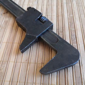 Llave inglesa antigua. Antigua herramienta manual soviética. Llave ajustable de la URSS. Llave ajustable soviética antigua. Herramienta antigua. Fabricada en la URSS, años 40-50.