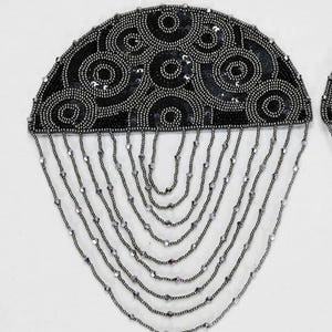 1 paar schouderpatches met kwastje met kralen: zwarte epauletten