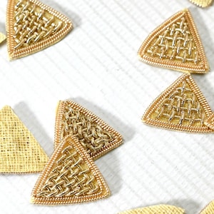 50 apliques triangulares Zardozi hechos a mano: adornos indios con cuentas doradas